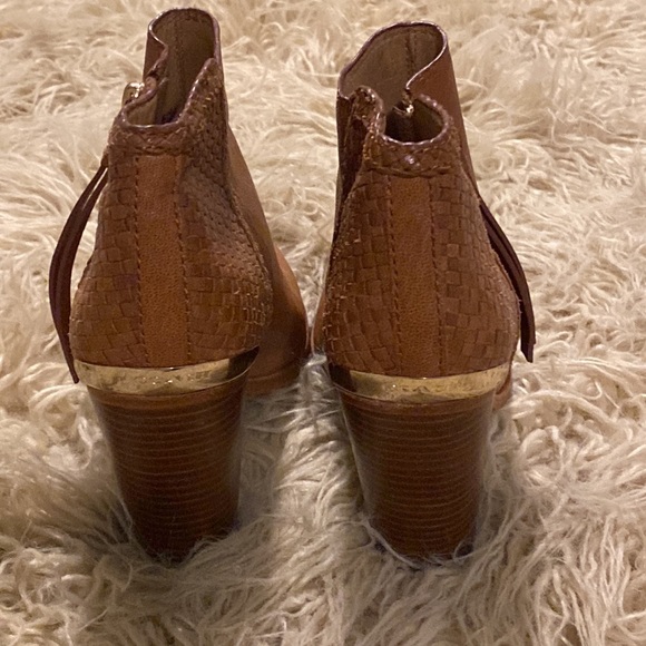 Coach tan leather with woven portion on the heel size 7 - Picture 3 of 7